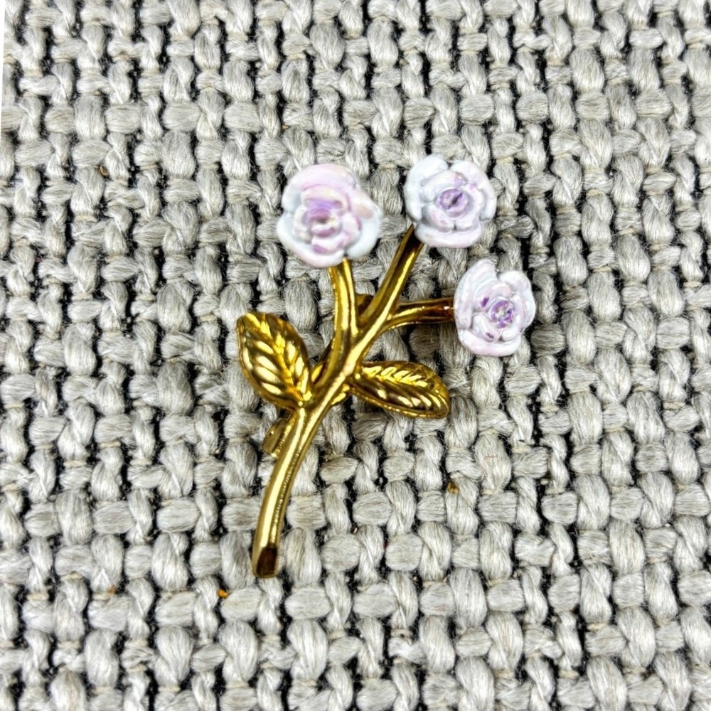 Vintage 60s MCM Gold Lavender Enamel Rose Flower Brooch Pastel Floral Pin - Picture 1 of 2